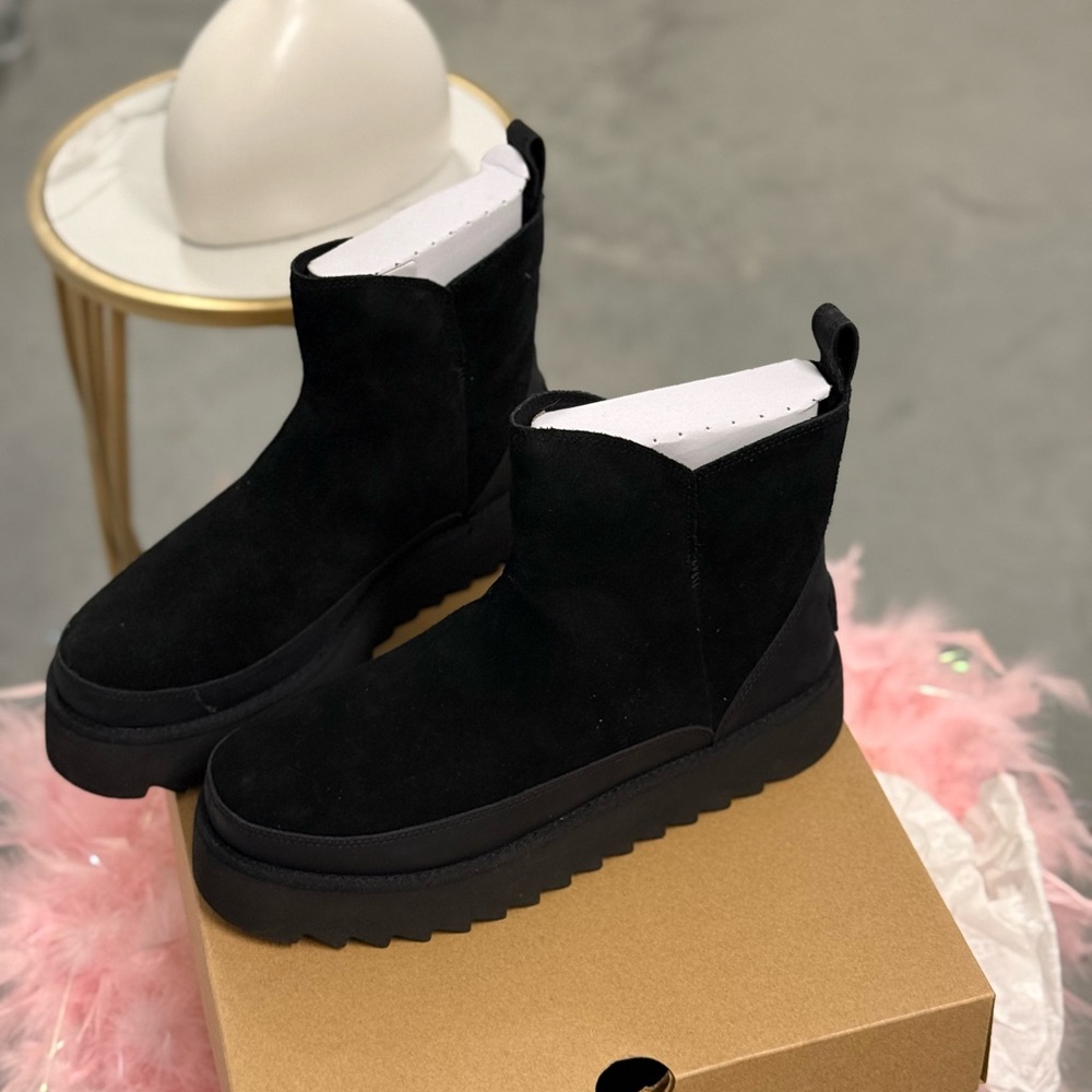 New UGG ladies winter boots size 10